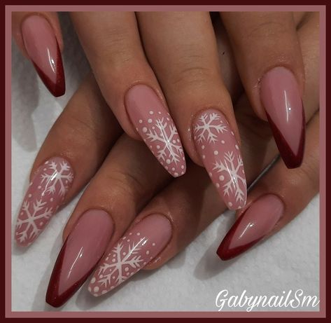 Almond Nails December, Cristhmas Nails, Christmas Nails Oval, Unique Christmas Nails, Pink Christmas Nails, Red And White Nails, Golden Nails, Christmas Nails Easy, Christmas Gel Nails