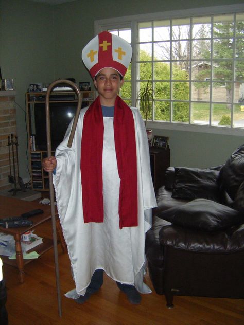 The perfect Bishop costume simply created.  Notice the long tunic layered over a base of black pants. Shrek Wedding, Shrek Costumes, Shrek Jr, Flapper Costume Halloween, Frozen Jr, Flapper Halloween, Halloween Costumes Plus Size, Shrek Costume, Shrek The Musical