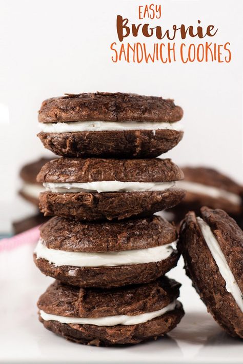 These Easy Brownie Sandwich Cookies are the perfect treat for a party (or anytime.) They are super easy to make since they are made using a boxed brownie mix! Brownie Sandwich, Brownie Mix Cookies, Easy Brownie, Cookie Sandwich, Yummy Deserts, Cookie Brownie Recipe, Keto Chocolate Chip Cookies, Whoopie Pie, Chocolate Cookie Dough