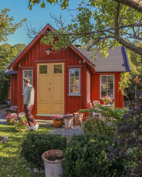 Instagram Schoolhouse Exterior, Historic Bungalow, 1940s House, Bungalow Cottage, 1940s Home, Bungalow Exterior, Bungalow, Cottage, Exterior