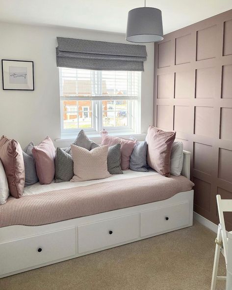 Girls Day Bed Bedroom Ideas, Ikea Guest Room Office Combo, Ikea Daybed Office, Ikea Day Bed Bedroom Ideas, Day Bed Ikea, Ikea Hemnes Day Bed Kids Room, Hemmed Day Bed, Ikea Hemnes Daybed Styling, Daybed Ikea Hemnes