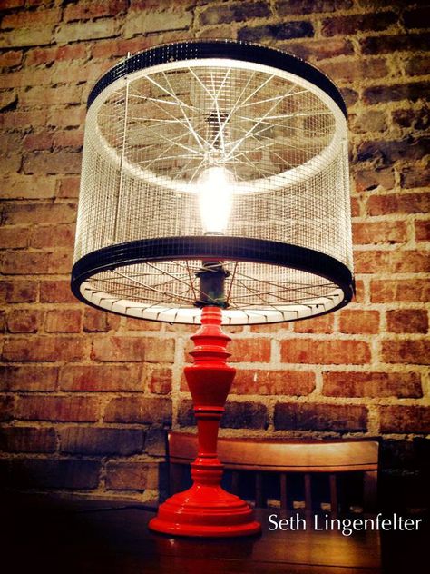 Wheel Lamp, Diy Lampe, Diy Shades, Bicycle Wheel, Ways To Recycle, Diy Lamp Shade, Bicycle Art, Rustic Lamps, Bike Wheel