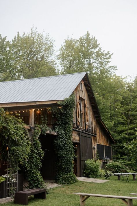 Exterior of Adelina, a barn wedding venue in Gatineau, Quebec, outside Ottawa Ontario. Homestead Wedding Venues, Wedding Venue Canada, Wedding Venues Canada, Ottawa Wedding Venues, Barndominium Wedding Venue Ideas, Barn Renovation Ideas, Barn Venue Ideas, Wedding Venue Floor Plans, Wedding Barn Venue Ideas