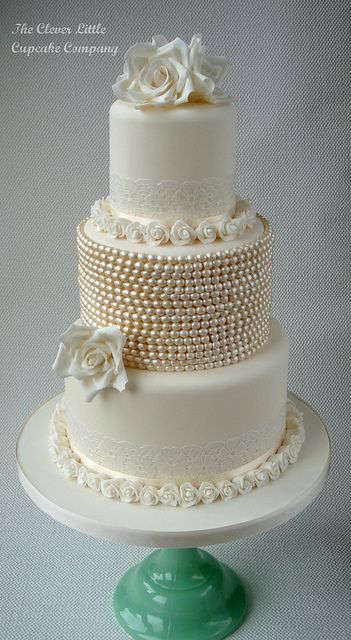 Vintage Lace and Pearl Wedding Cake by The Clever Little Cupcake Company (Amanda), via Flickr 1920s Wedding Cake, Cake With Pearls, Vintage Pasta, Wedding Cake Pearls, Pearl Cake, Small Wedding Cakes, 1920s Wedding, Bride Magazine, Wedding Cakes Vintage