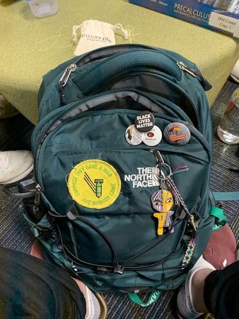 Backpack Aesthetic North Face, Camping Bag Aesthetic, Hiking Bag Aesthetic, The North Face Backpack Outfit, Outdoorsy Backpack, Granola Backpack, Granola Girl Backpack, The North Face Backpack Aesthetic, Northface Backpacks Aesthetic