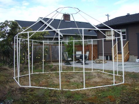 DIY PVC yurt. Concept could be applied for larger structures (larger pipe) instead of renting tents for thousands. Terrace Roof, Diy Jardin, Yurt Tent, Pvc Pipe Crafts, Pvc Pipe Projects, Pvc Projects, Pvc Pipes, Patio Roof, Pergola Plans