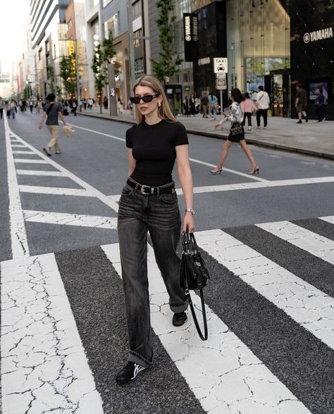 Black Polo Outfit Woman, Straight Cropped Jeans Outfit, Polo Outfit Women's, Black Polo Outfit, Black Jeans Outfit Casual, Fall Outfit Women, Outfit Stockholm, Sweater Off Shoulder, Cropped Jeans Outfit