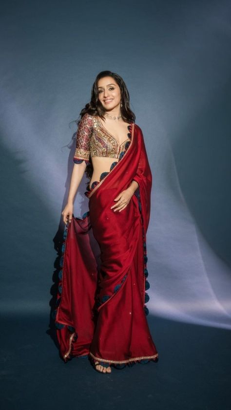 Red Saree Aesthetic Vintage, Hot Sarees Photo Shoot, Celebrity In Saree, Red Saree Outfit, Shraddha Kapoor In Saree, Chadar Mekhela, Pasandida Aurat, Red Saree Wedding, Celebrity Saree