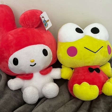 my melody plush and keroppi plush from sanrio universal studios. Kerropi And My Melody, Kerropi Plush, Keroppi Plush, Disney Christmas Cards, My Hello Kitty Cafe, Sibling Core, Friends Icon, My Melody And Keroppi, Stop Stalking Me