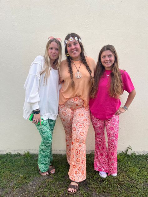 spirit week, decaded day, dress ad hippies Hippie Day Spirit Week, Spirit Day Ideas, Cute Teacher Outfits, Spirit Week Outfits, Spirit Week, Teacher Outfits, Halloween Costumes, Cute Outfits