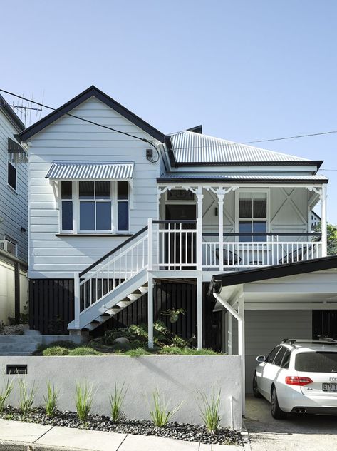 Classic style home meets modern architecture: Inside the birdcage. Traditional Queenslander home. Queenslander home painted black and white. Cosmetic makeover of Queenslander home. Front landscaping on sloping block. See the full home tour on the blog. Queenslander Homes Exterior, Queenslander Architecture, Paddington House, Modern Queenslander, Classic Style Home, Queenslander Renovation, Queenslander House, White Exterior Houses, Black Houses