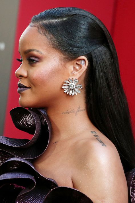 Rhianna Hair, Red Carpet Hair Styles, Lava Makeup, Rhianna Hairstyles, Rihanna Hair, Body Lava, Killawatt Highlighter, Baddie Tats, Brown Hair Roblox