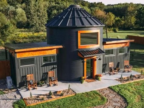 An Ohio Couple Spent $100,000 to Build Tiny Home Out of a Grain Silo Silo Homes, Part Storage, Grain Bin House, Silo House, Grain Silo, Hocking Hills, Container House Plans, Barn Style House, Container House Design