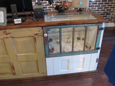 Glass Display Counter Retail, Vintage Cashier Counter, Diy Store Counter Ideas Retail, Counters For Shops, Store Counter Ideas, Boutique Counter Ideas, Checkout Counter Ideas, Retail Sales Counter, Cash Wrap Counter