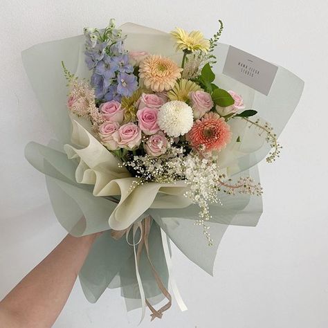 Ramos de flores hermosos que toda chica quisiera recibir Flower Bouquet Diy, Prettiest Bouquet, Boquette Flowers, Flowers Bouquet Gift, Pola Sulam, Beautiful Flower Arrangements, Diy Bouquet, Bunch Of Flowers, All Flowers