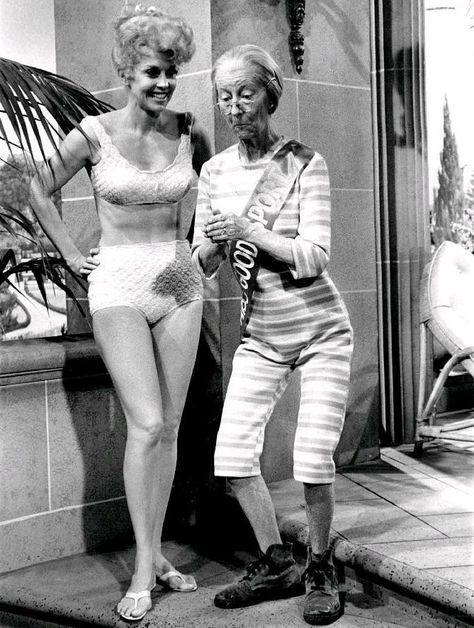 Donna Douglas as Sexy🔥Elly May Clampett and Irene Ryan as Granny Miss Good Port at the Cement Pond in Beverly Hills, 1963.. Irene Ryan, Donna Douglas, Demi Lovato Body, Beverly Hillbillies, The Beverly Hillbillies, Julie Newmar, Vintage Hollywood Glamour, Anna Faris, Vintage Hollywood