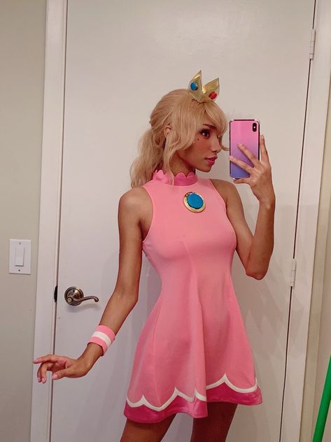 Princess Peach Tennis Costume, Princess Peach Costume Diy Women, Princess Peach Costume Women, Princess Peach Inspired Outfit, Princess Peach Tennis, Mario And Princess Peach Costume, Peach Costume Princess, Diy Princess Peach Costume, Mario Character Costumes