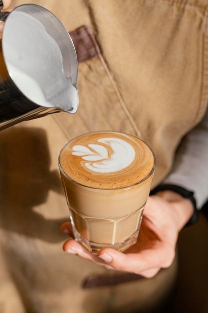 Female Barista, Professional Coffee Machine, Flat White Coffee, Cafe Barista, Coffee Treats, Best Espresso Machine, Creamy Coffee, Ground Coffee Beans, Coffee Barista