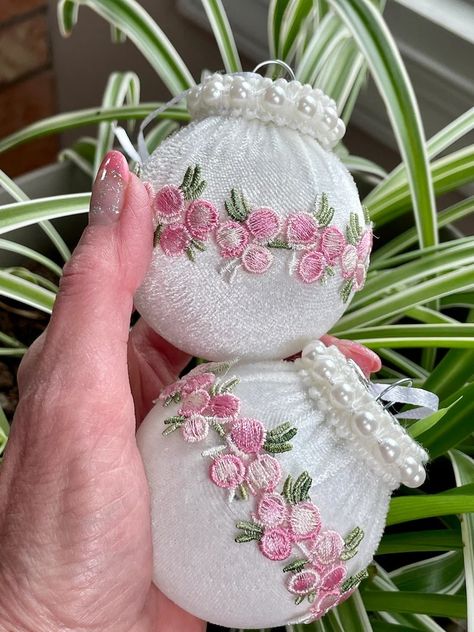 Velvet Ornaments, Shabby Chic Christmas Ornaments, Diy Christmas Tree Skirt, Christmas Angel Crafts, Fancy Christmas Ornaments, Jewel Ornaments, Christmas Decorations Diy Crafts, Pink Christmas Ornaments, Pink Ornament