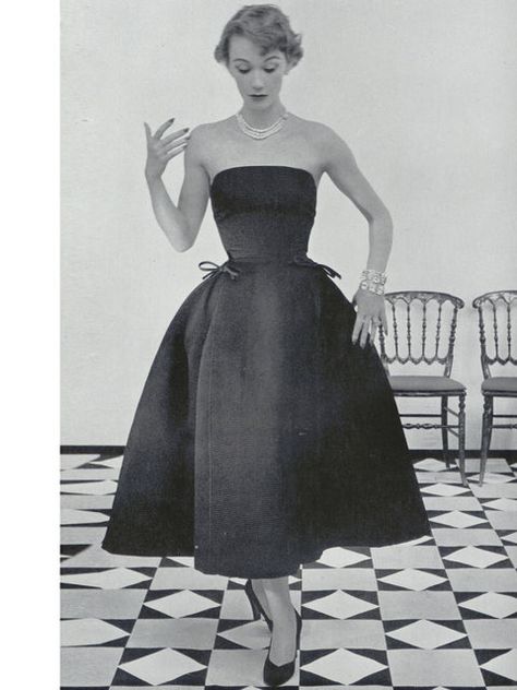 'Sonnet' dress, autumn/winter 1952 Haute Couture collection Christian Dior Dress, 1950s Cocktail Dress, Dior Dresses, Summer Gowns, Givenchy Couture, Jacques Fath, Vintage Fashion 1950s, Dior Collection, Dior Dress