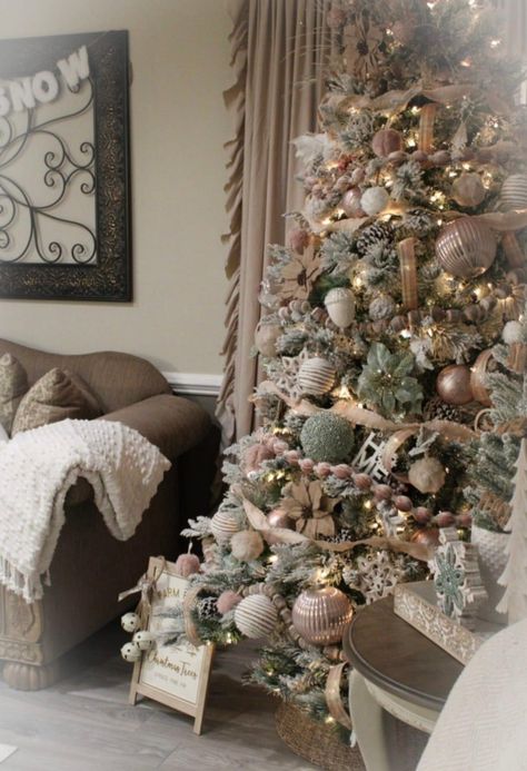 Champagne Christmas Tree, Christmas Content, Christmas Decor Trends, Woodland Tree, Christmas Tree Images, Christmas Tree Decorating Themes, Rose Gold Christmas, Xmas 2024, Gold Christmas Decorations