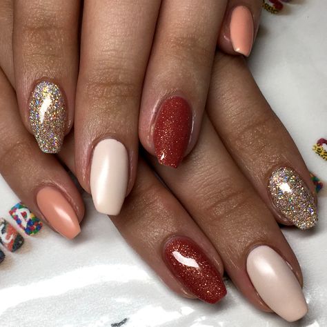 nude natural gel polish coffin nails with magpie glitter nail art Magpie Nails Art, Magpie Nails, Natural Gel Polish, Fall Polish, Nail Design Glitter, Lip Sync Battle, Glitter Nail, Glitter Nail Art, Nails Short