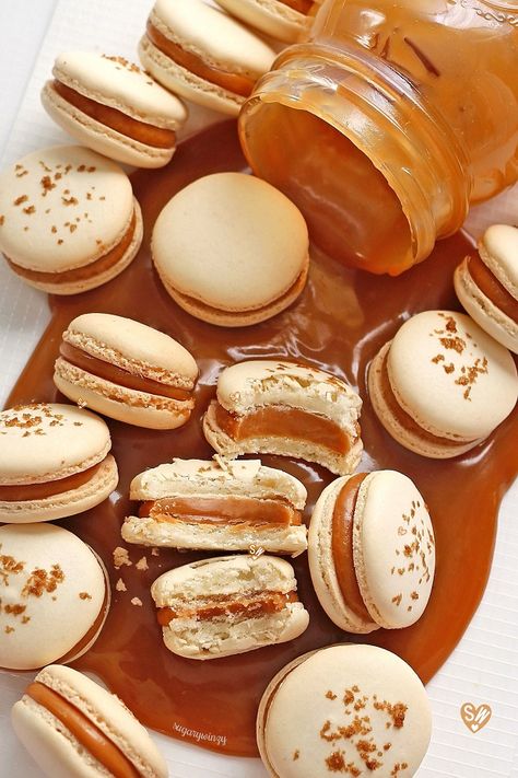 Salted Caramel Macarons, Macaron Pistache, Caramel Macarons, French Macaroon Recipes, Kue Macaroon, Macaron Filling, Macaroon Cookies, Macaron Flavors, Macaron Cookies