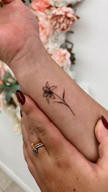 Christina Nguyen 🖊️ Arizona Fineline & Tiny Tattoo Artist on Instagram: "POV: you come to me to get matching sister tattoos ���😚 

#arizona #scottsdale #finelinetattoo #sistertattoo #arizonatattoo #tinytattoo #aztattooer flower tattoo, matching sister tattoo, dainty flower tattoo, matching flower tattoo, sister tattoo ideas, lily tattoo" Flower Tattoo Matching, Tattoo Ideas Lily, Arizona Tattoo Ideas, Dainty Flower Tattoo, Matching Sister Tattoo, Dainty Flower Tattoos, Tattoo Sister, Tattoo Dainty, Arizona Tattoo