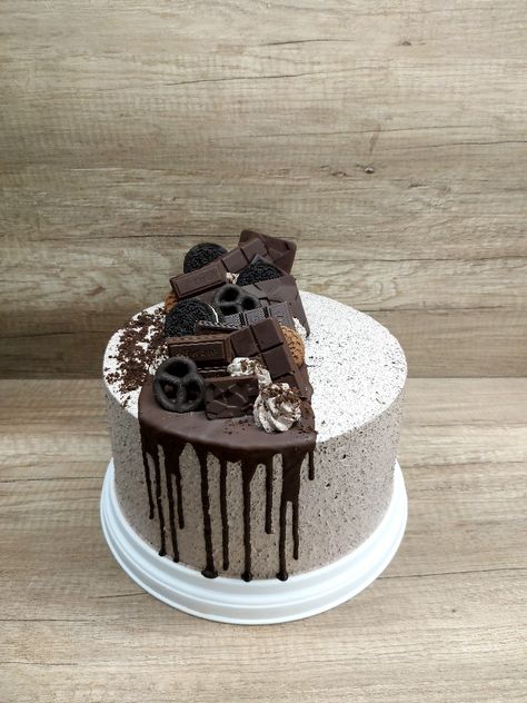 Chocolate-oreo cake / Csokoládé-oreo torta Oreo Cake Designs, Easy Oreo Cake, Chocolate Oreo Cake, Chocolate Oreo, Chocolate Oreos, Oreo Cake, Chocolate Buttercream, Cake Decor, Cake Designs