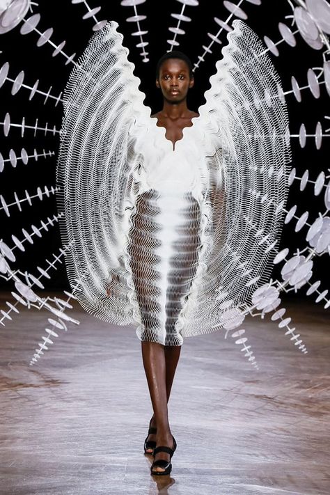 laqerfeld on Twitter: "iris van herpen today… " Rhythm Clothing, Iris Van Herpen Couture, Outrageous Fashion, Element Of Design, Atlanta Fashion, Couture Design, Blogger Photography, Iris Van Herpen, Elements Of Design