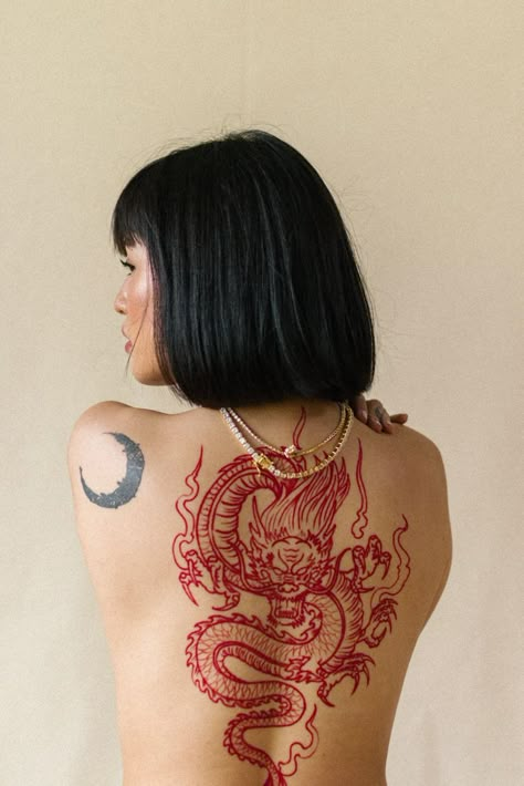 Japanese Fire Dragon Tattoo, Red Black Line Tattoo, Really Cool Tattoos For Women, Chinese Dragon Back Tattoo Women, Unique Color Tattoos For Women, Full Back Dragon Tattoo For Women, Chinese Dragon Back Tattoo, Japanese Back Tattoo Women, Red Hip Tattoo