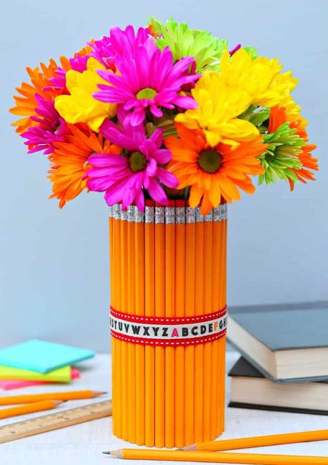 Fun Pencil Vase {Back-to-School Craft Project} #backtoschool #teacherappreciation #giftidea Journal Covers Diy, Teacher Presents, Homemade Teacher Gifts, Pencil Vase, Pto Ideas, Diy Back To School, Flower Pens, Back To School Crafts, Teachers Gifts