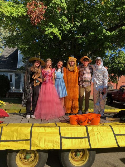 Wizard Of Oz Homecoming Float, Wizard Of Oz Parade Float Ideas, Wizard Of Oz Float Ideas, Homecoming Parade Floats, Homecoming Float Ideas High School, Wizard Of Oz Homecoming, Homecoming Float Ideas, Wizard Of Oz Dog, Wizard Of Oz Decor