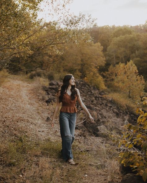 Lilys senior session🍂 A photoshoot does count as a workout btw. I’ll have you climb trees, trench through the woods and bushes, we will hike up and down hills, whatever it takes to get the shot 😂 #seniorsunday #seniorpictures #oklahomaphotographer #fallseniorpictures Forest Senior Photos, State Park Photoshoot, Senior Photos Fall, Mountain Photoshoot, Picture Tree, Senior Photo Poses, Climb Trees, Fall Senior Pictures, Winter Photoshoot