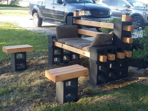 Cinder block bench and tables.  I built the bench using 12 - blocks. Using 8' 4x4s I had some wood left over so I decided to make two small tables. I sealed the 4x4s so they will  last longer. When you stack the blocks use a lock-tite sealant.  This bench will outlast any you can buy in a store and you have bragging rights - Made by Janice Lininger Cinder Block Furniture, Cinder Block Bench, Cinder Block Garden, Balkon Decor, Cinder Block, Backyard Projects, Cool Ideas, Concrete Blocks, Outdoor Bench