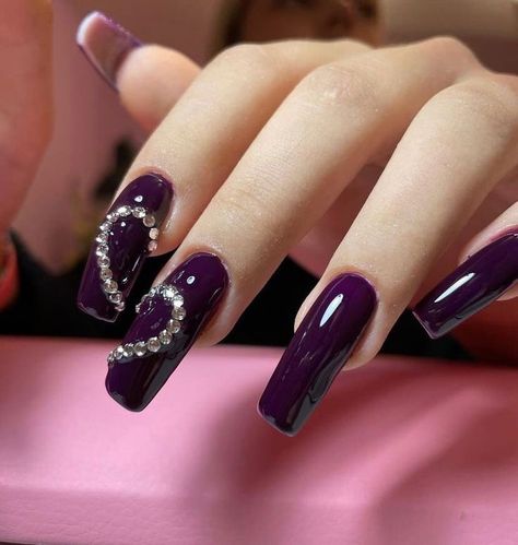 Dark Purple Nails Coffin, Dark Purple Y2k Nails, Acrylic Nails Dark Purple, Plum Acrylic Nails, Dark Purple Acrylic Nails Design, Nails Purple Dark, Dark Purple Prom Nails, Dark Purple Nails With Design, Dark Purple Nails Acrylic