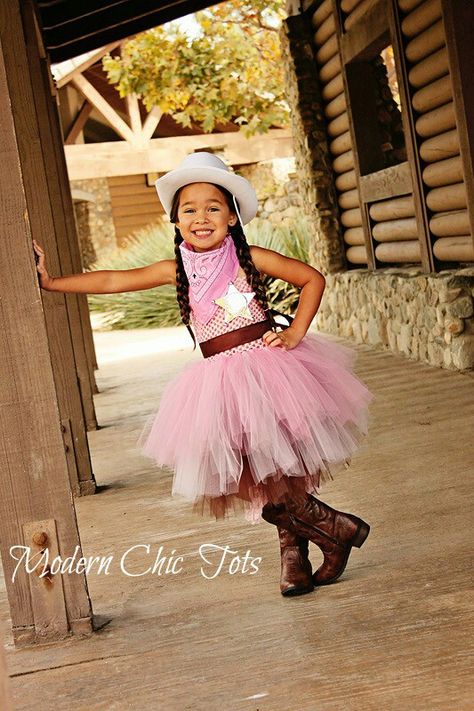 Cowgirl...picture idea Cowgirl Tutu, Mode Country, Tutu Ideas, Calgary Stampede, Halloween Tutu, Diy Tutu, Cowgirl Costume, Cowgirl Birthday, Cowgirl Party