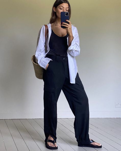 Effortless Chic Outfits, Wide Leg Outfit, Professional Chic, Birkenstock Outfit, Stylist Outfit, All Black Fashion, Androgynous Fashion, Round Up, Classic Outfits