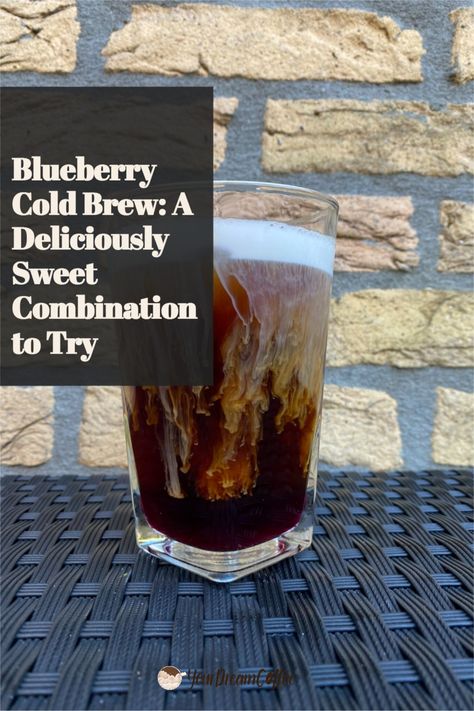 Tired of the same old iced coffee? Blueberries are in season and they're a perfect addition to your cold brew. It's delicious, refreshing, healthy and it'll make you feel like summer is here! Blueberry Cold Foam, Blueberry Syrup Recipe, Homemade Blueberry Syrup, Coffee House Cafe, Cold Brew Coffee Recipe, Cold Brew Recipe, Cold Brew At Home, Making Cold Brew Coffee, Blueberry Coffee