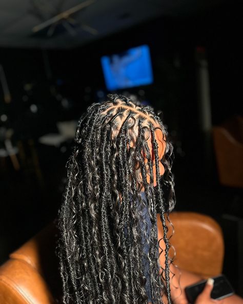 ✮[Free Part Soft Locs Look So Natural 😍😫 ↧ ] ✮ 𝐛𝐨𝐨𝐤 𝐮𝐧𝐝𝐞𝐫// Soft Locs + Boho ✮ 𝐟𝐨𝐥𝐥𝐨𝐰 𝐭𝐡𝐞 𝐥𝐢𝐧𝐤𝐬 𝐢𝐧 𝐛𝐢𝐨 𝐟𝐨𝐫 𝐦𝐨𝐫𝐞 💭 ! ✮ 𝐬𝐪𝐮𝐞𝐞𝐳𝐞 𝐢𝐧𝐬 𝐦𝐚𝐲 𝐛𝐞 𝐚𝐯𝐚𝐢𝐥𝐚𝐛𝐥𝐞 𝐟𝐨𝐫 $𝟑𝟓 𝐭𝐡𝐫𝐮 𝐃𝐌 ✮ #mobilealbraider #mobileal #mobilealhairstylist #mississippibraider #floridabraider #alabamabraider #hair #braids #trending #viral #explore #locs #twists #blackgirlhair #hairinspo #blackbusiness #softlocs #locs #distressedlocs #protectivestyles #fauxlocs ✮ Free Part Soft Locs, Braids Trending, Medium Locs, Bday Photoshoot, Boho Locs, Soft Locs, Natural Boho, Flo Rida, Hair Braids