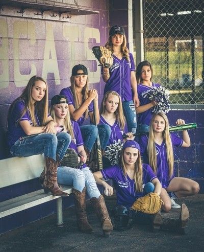 Softball Senior Group Pictures, Softball Team Poses Group Photos, Fun Softball Team Photos, Softball Team Photo Ideas, Softball Team Pictures Group Photos, Team Photoshoot Ideas Sports, Softball Team Poses, Softball Team Photoshoot Ideas, Senior Team Pictures