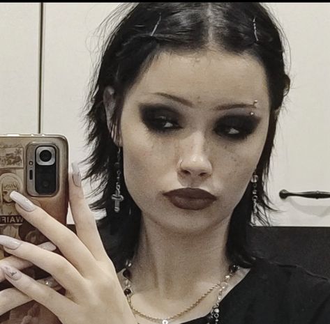 Ptv Concert Makeup, Winter Grunge Makeup, Summer Goth Makeup, Alt Christmas Makeup, Messy Grunge Makeup, Goth Christmas Makeup, Clean Goth Makeup, Black Eyeshadow Looks, Goth Makeup Ideas