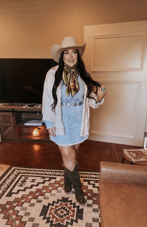 Curvy Western Outfits Women, Plus Western Outfits, Brianna Purvis, Rancho Lifestyle, Curvy Western Outfits, Western Photoshoot Outfits, Latina Cowgirl Outfits, Plus Size Western Outfits Woman, Plus Size Western Outfits