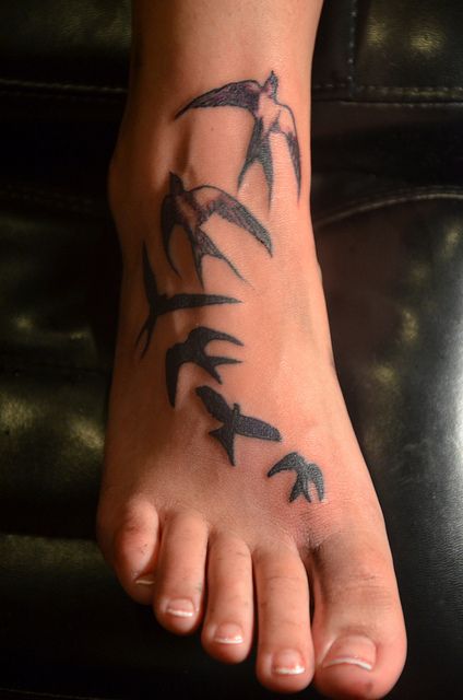 Foot Tattoo Designs, Tattoo Band, Flying Bird Tattoo, Foot Tattoos For Women, Best Tattoos For Women, Black Birds, Feather Tattoos, Foot Tattoo, Birds Tattoo