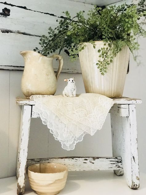 Vintage Decorating Ideas, Pool Bed, Cocina Shabby Chic, Rustic Garden Ideas, Conservatory Greenhouse, Vintage Vignettes, Vintage Decorating, Farmhouse Decor Living Room, Diy Farmhouse Decor