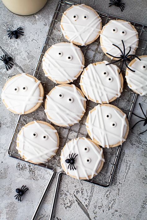 Shortbread Halloween Cookies, Halloween Cookies Royal Icing Recipe, Iced Ghost Cookies, Halloween Flood Icing Cookies, Halloween Cookie Photography, Halloween Biscuits Decorated Cookies, Halloween Cookie Tray, Spooky Chocolate Chip Cookies, Halloween Cookies Sugar Cookie