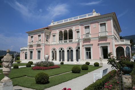 Villa Ephrussi de Rothschild – one of the most beautiful Renaissance palaces on the Côte d’Azur Hotel Plans, Villa Kerylos, Villa Ephrussi, French Villa, Classical House, Mansion Designs, Hotel Plan, Modern Mansion, Pink House