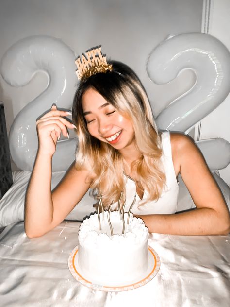 Minimalist Birthday Photoshoot, Photoshoot Minimalist, Minimalist Cake, Birthday Photoshoot Ideas, Cake Photoshoot, Minimalist Birthday, 22nd Birthday, Birthday Photoshoot, Photoshoot Ideas