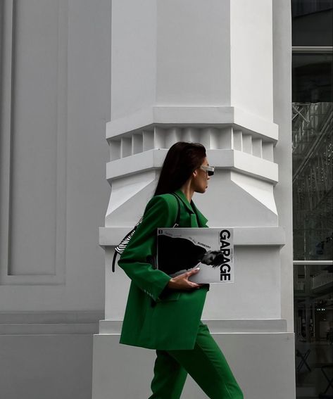 Emerald Green Outfit, Blazer Verde, Green Branding, Woman In Suit, Personal Branding Photoshoot, Wearing All Black, Outfit Mujer, Outdoor Photoshoot, Green Blazer