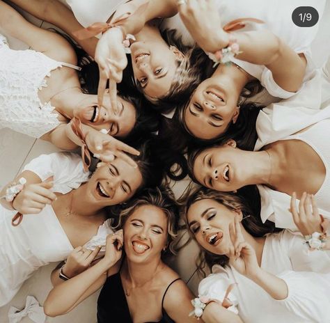 Indoor Group Photoshoot Ideas, Group Of Women Photoshoot, Women Group Photoshoot Ideas, Group Photoshoot Poses, Bridesmaid Photoshoot Ideas, Girlfriend Photoshoot, Shooting Photo Studio, Girlfriends Photoshoot, Bachelorette Party Photo